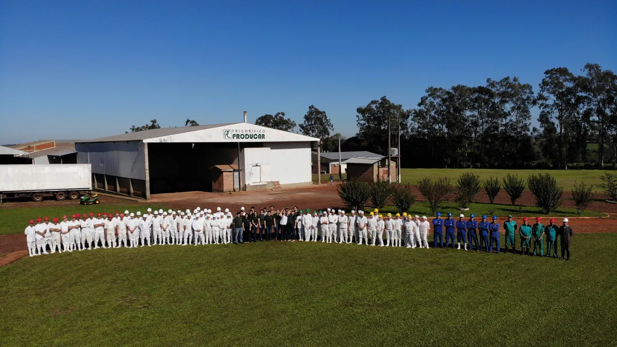 Equipo de Producar reunido frente a la planta de Bella Vista
